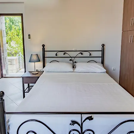 Xenios קוטרונאס